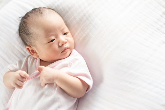 침대에서 자고 행복 사랑스러운 아기 소녀입니다. 부모 침대에서 낮잠을 갖는 작은 아이