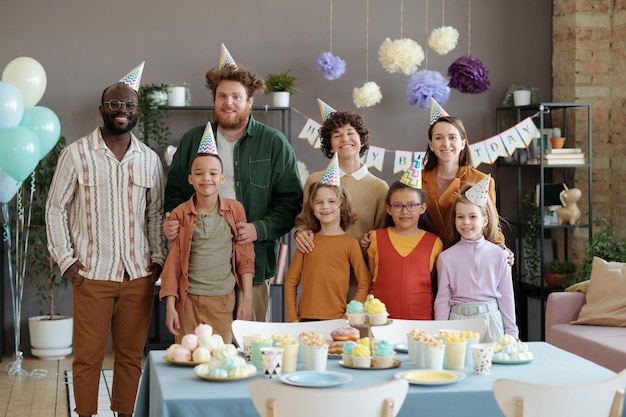 Photo happy adults with children at birthday party