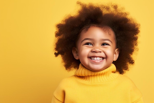 행복한 아프리카계 미국인 어린이 소녀가 노란색 배경 위에서 카메라에 미소 짓고 있습니다.