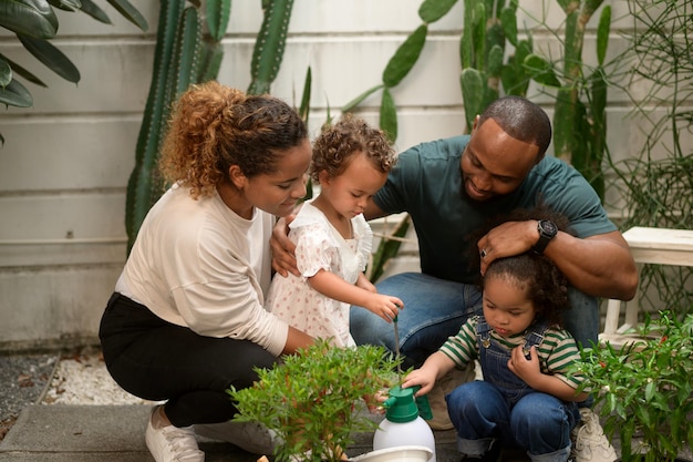 Felice famiglia afroamericana che si gode il giardinaggio a casa