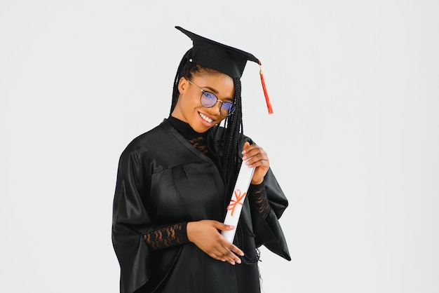 Studentessa afroamericana felice con diploma alla laurea