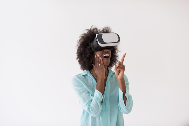 흰색 배경에 고립 된 가상 현실의 VR 헤드셋 안경을 사용하여 경험을 얻는 행복한 아프리카 계 미국인 소녀