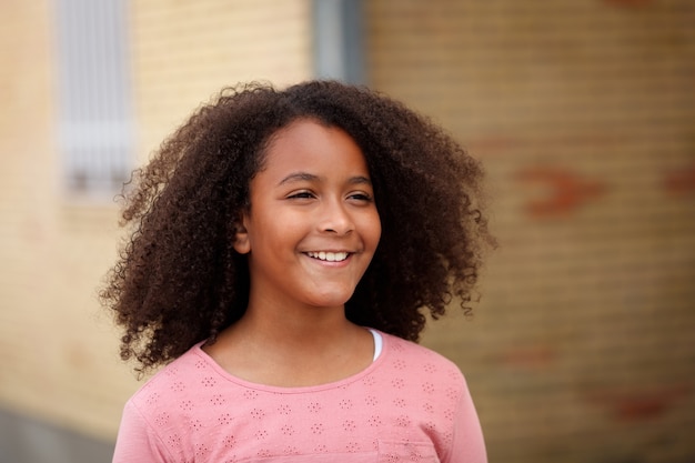 アフロ髪の幸せなアフリカ系アメリカ人の女の子