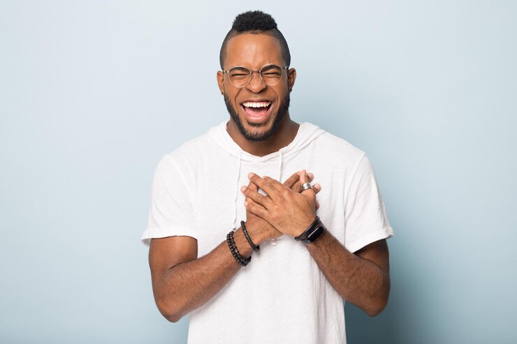 Photo happy african american man keep hands at chest laughing
