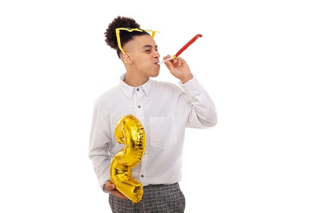 Foto un uomo felice dell'afroamericano con gli occhiali della stella sulla testa che tiene un pallone a forma di numero due