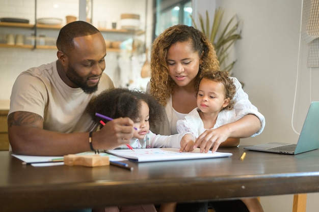 Photo happy african american parent playing and drawing with daughters in home