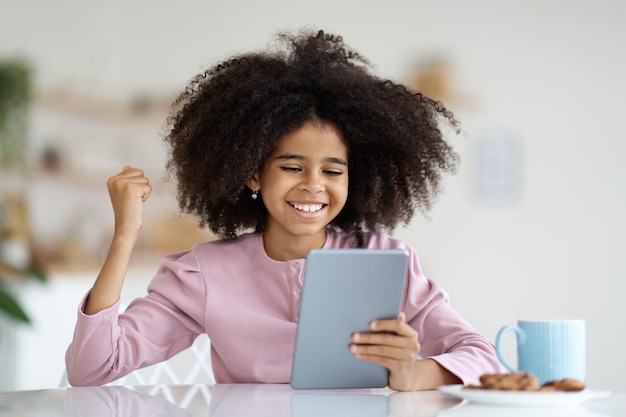 Photo happy african american preteen girl playing video game