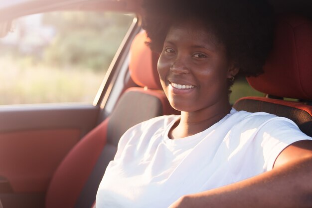車の中で幸せなアフリカ系アメリカ人女性、ライフスタイル