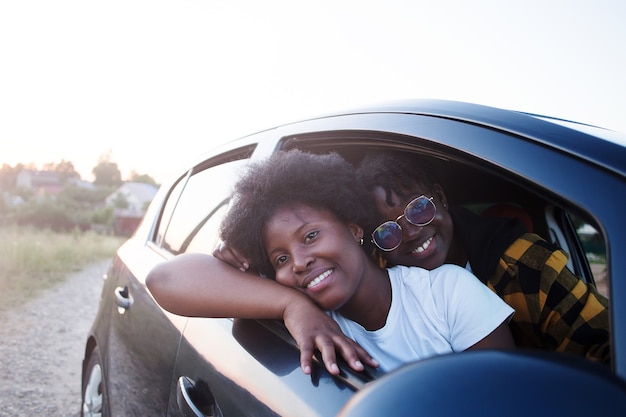 車の中で幸せなアフリカ系アメリカ人女性、ライフスタイル