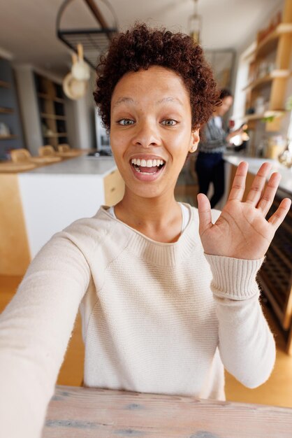 Photo happy african american woman having video call. spending quality time at home, domestic life, lifestyle and technology concept.