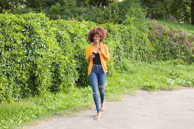 Photo the happy african american woman on the street talking on the phone