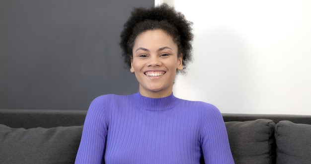 Foto felice donna afroamericana in cuffie wireless faccia sorridente che parla con la webcam effettua una videochiamata a casa parlando in chat tramite videochiamata virtuale zoom app riunione videochiamata online.