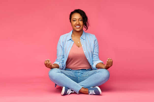 Photo happy african american woman in yoga lotus pose