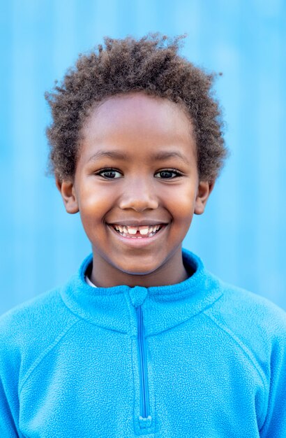 青いジャージと幸せなアフリカの子供