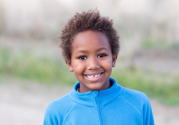 Felice bambino africano con maglia blu