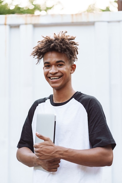 Photo happy african man student standing outdoors