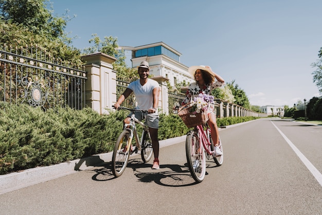 행복 한 아프리카 미국 커플 자전거 날짜 개념