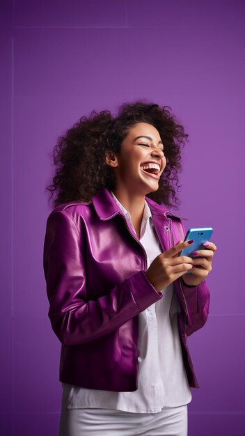 사진 드폰과 현대적인 스타일을 가진 행복한 아프리카계 미국인 여성