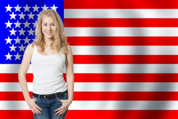 Photo happy american girl against the usa flag background travel and learn english language concept