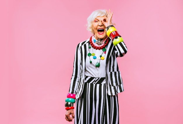 Фото Счастливая и забавная классная старушка с портретом модной одежды на цветном фоне молодая бабушка с экстравагантными концепциями стиля о старшинстве образа жизни и пожилых людях