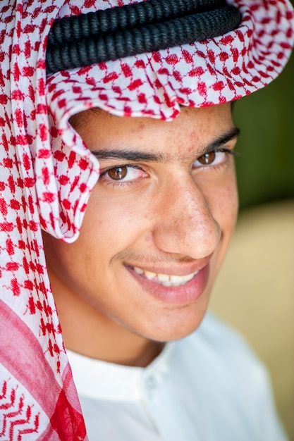 Felice ragazzo arabo