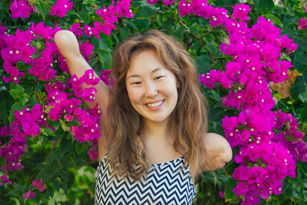 Felice donna asiatica senza braccia che smilimg sulla spiaggia tropicale