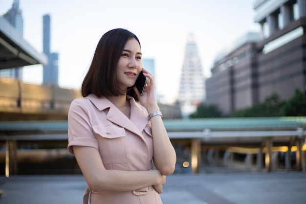 幸せなアジアの美しいビジネス女性の屋外