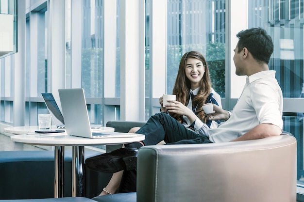 Photo happy asian beautiful young business woman and handsome businessman with formal suits