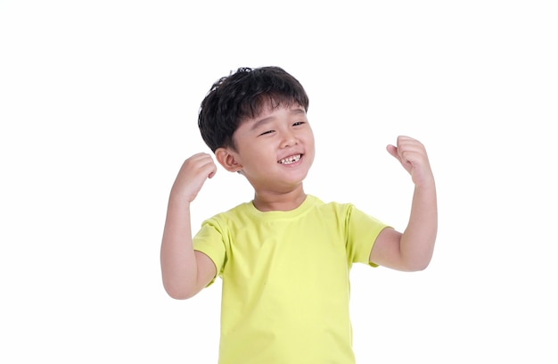 Счастливый азиатский ребенок мальчик с милым глупым выражением лица на белом фоне