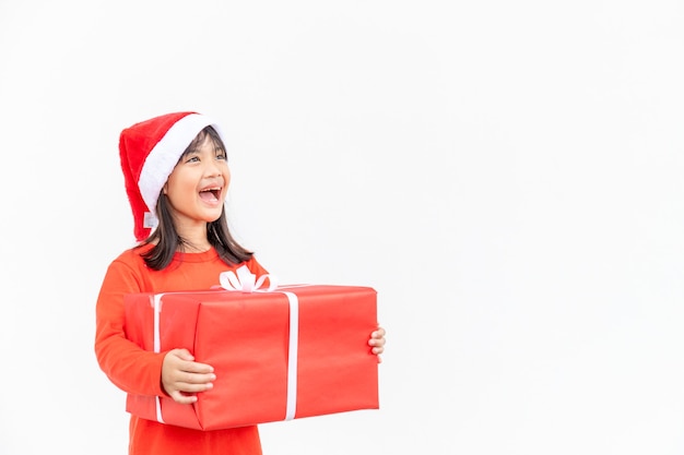 크리스마스 선물을 들고 산타 빨간 모자에 행복 한 아시아 아이. 크리스마스 Time.on 흰색 배경입니다.