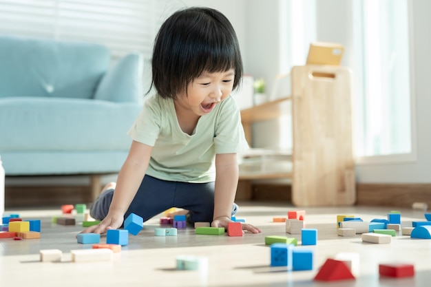 アジアの子供が遊び学習するおもちゃのブロック 子供は自宅でとても幸せで興奮しています 子供は遊び活動発達注意欠乏症過動症を楽しんでいます