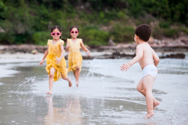 Счастливые азиатские дети весело проводят время и играют