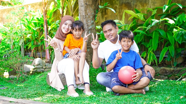 公園で一緒に遊んで写真を撮る幸せなアジアの家族