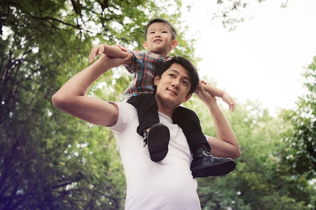 Foto famiglia asiatica felice che gode insieme del tempo della famiglia nel parco. concetto di famiglia