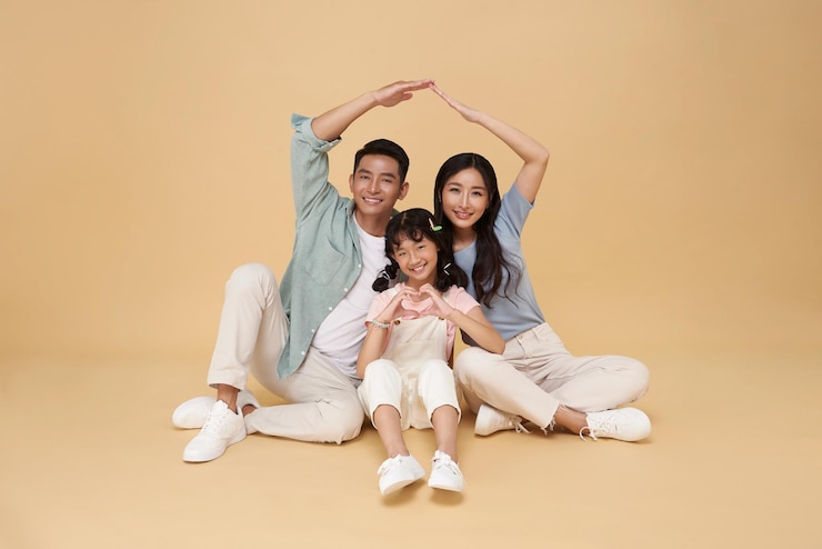Photo 행복한 아시아 가족이 집에서 손으로 집 지붕을 형성합니다. 보험 개념