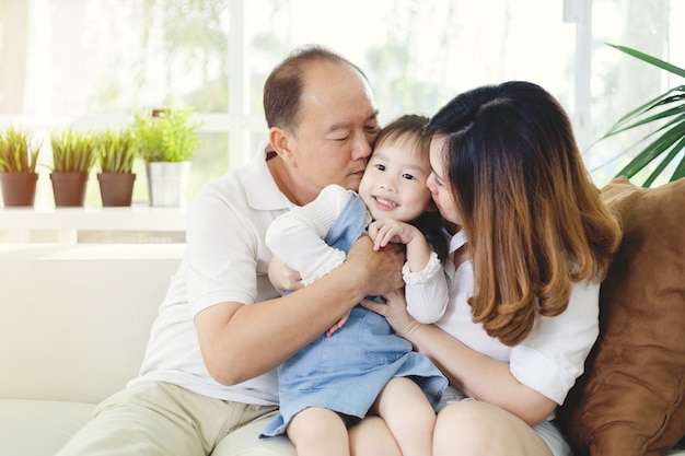 Felice stile di vita familiare asiatico a casa.