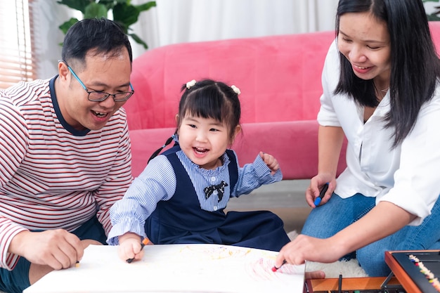 Felice famiglia asiatica sorridente insieme a casa