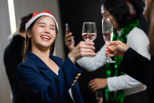 사진 행복한 아시아 여성 비즈니스 파티에서 와인을 마시고 성공 축하 다양한 비즈니스 사람들 그룹 동료 또는 직원이 함께 이벤트 파티에서 페인을 마시고 성취