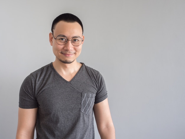 Photo happy asian freelance man with skinhead and relaxing mile haircut.