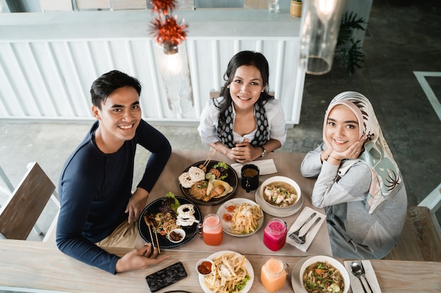 一緒に昼食を食べて幸せなアジアの友人