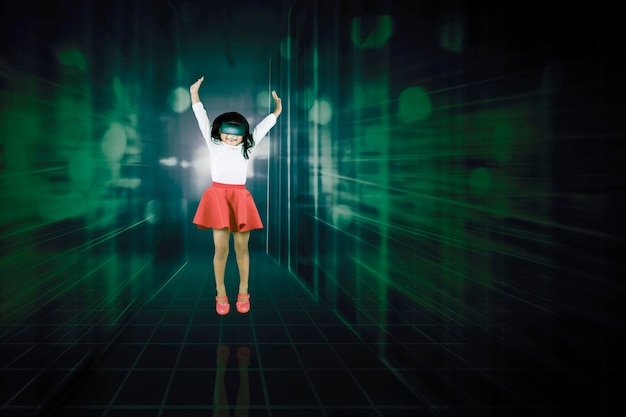 Фото Счастливая азиатка прыгает в очках виртуальной реальности в метавселенной