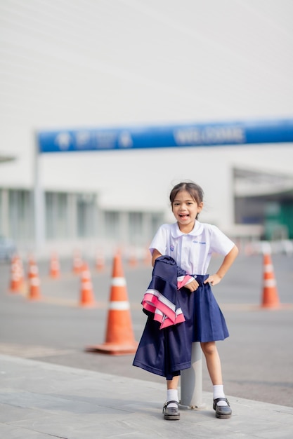 学校で卒業式の日に卒業式のガウンで幸せなアジアの女の子Graduation concept with copy spacex9