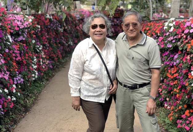 屋外で幸せなアジアの祖父と祖母の幸せ