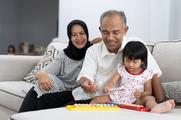 孫と楽しんで幸せなアジアの祖父母