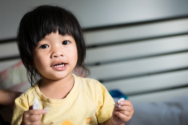 Foto bambina asiatica felice sul letto