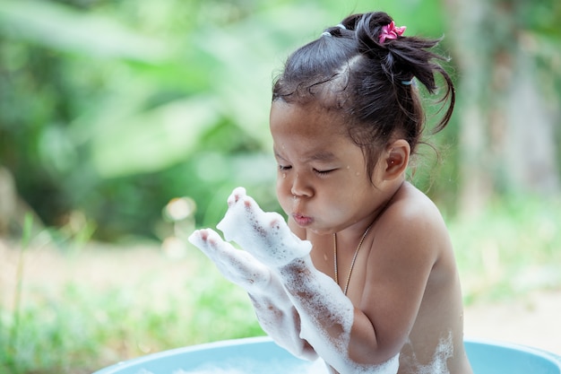 写真 幸せなアジアの少女