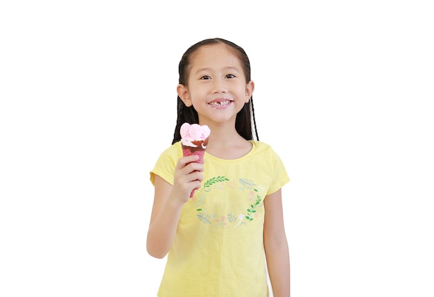 Счастливый азиатский маленький ребенок девочка ест рожок мороженого, изолированные на белом