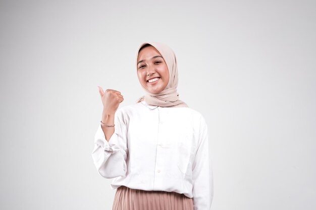 Photo happy asian muslimah posing in front of camera isolated white background