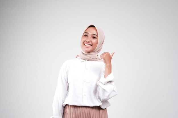 Photo happy asian muslimah posing in front of camera isolated white background