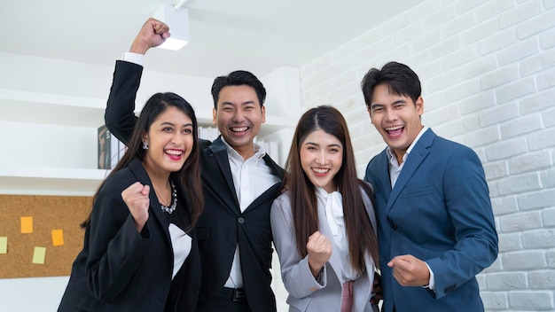 счастливые азиатские люди в офисе